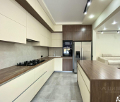 5-комн, 206кв м, этаж 1/4 улица Ульяновых, 33