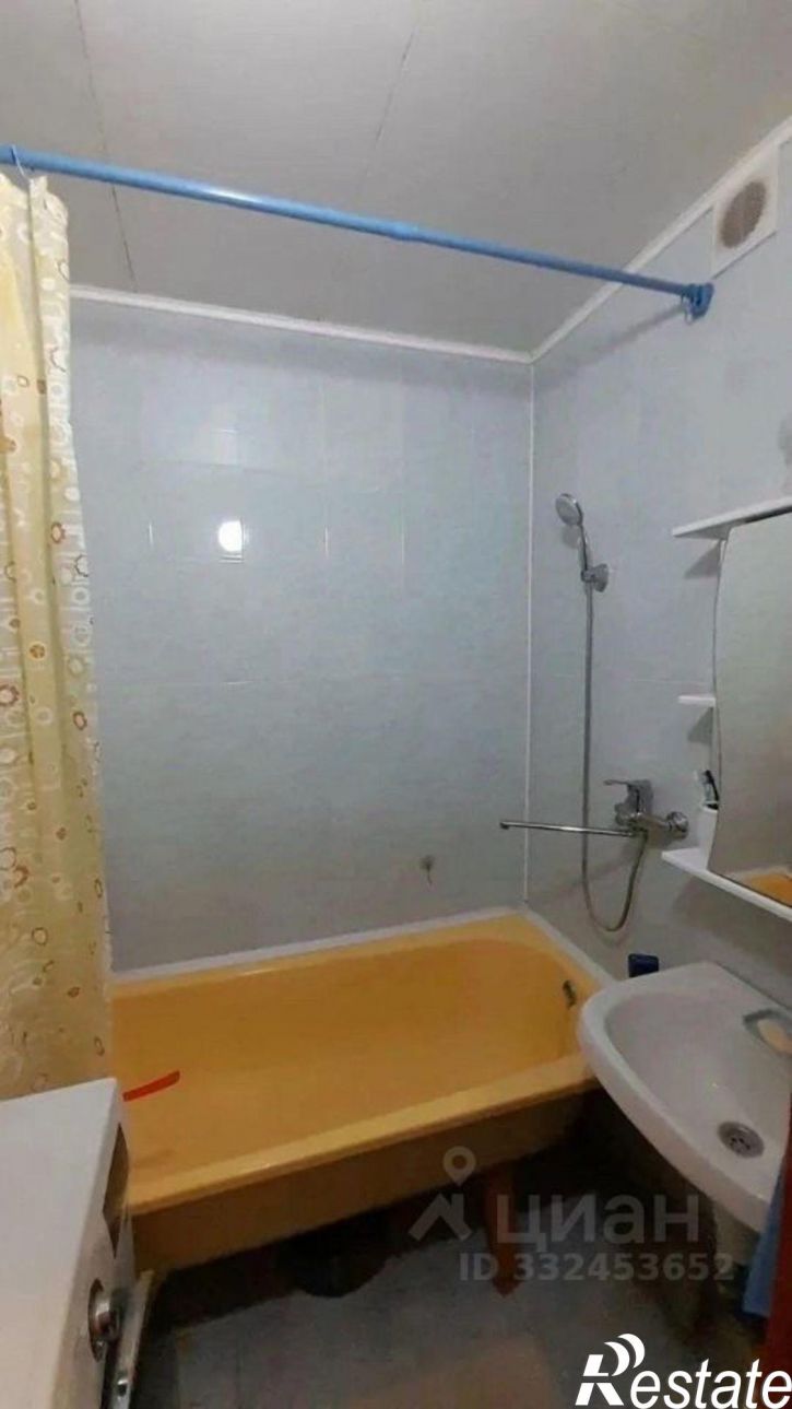 3-комн квартира ул Стахановская, 8,  д. 8