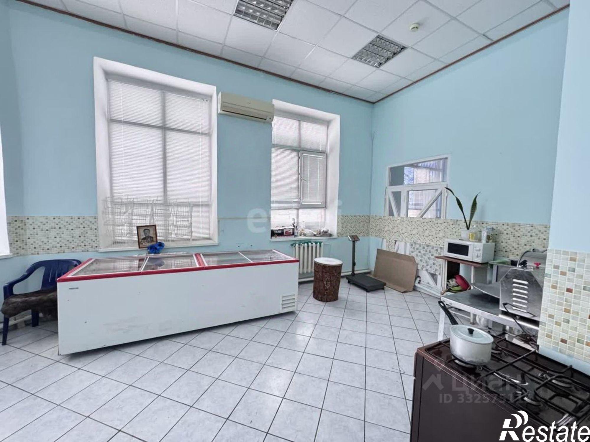 Купить торговое помещение за 13 900 200 рублей на ул Красноармейская, 33